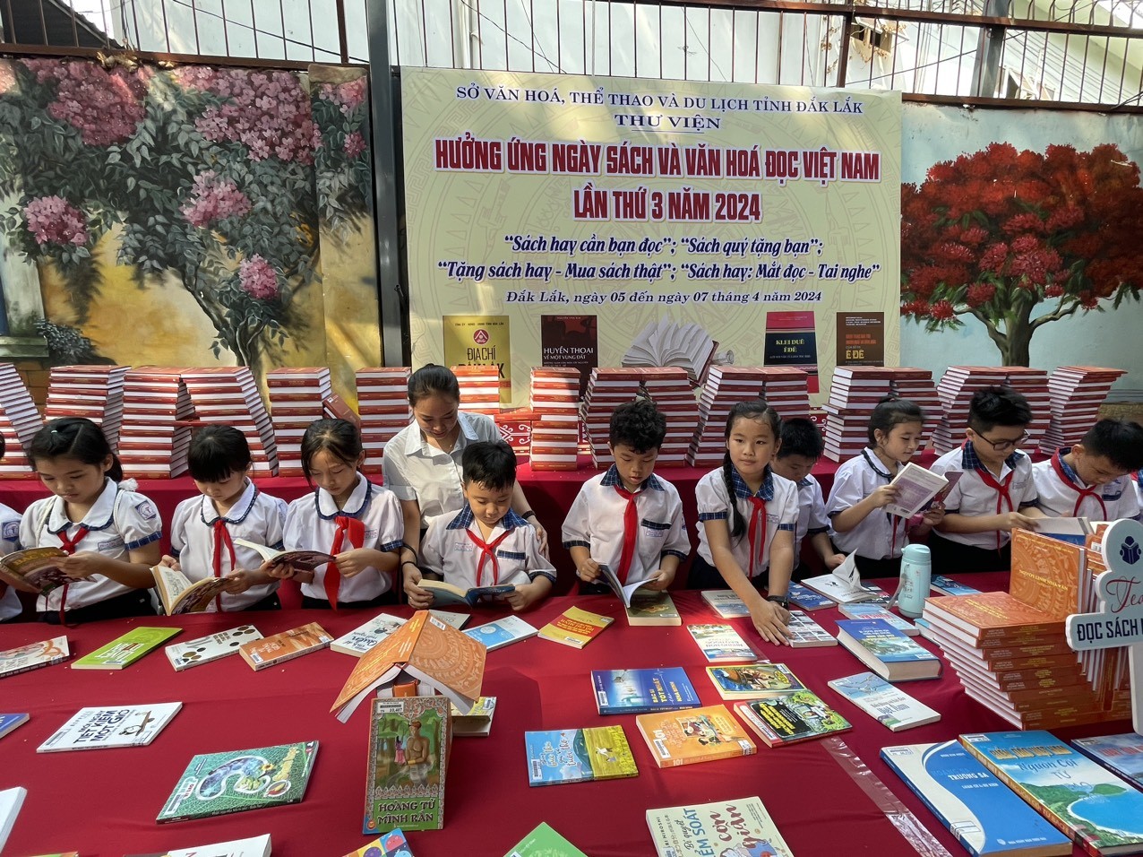ác cháu học sinh đọc sách tại Ngày Sách và Văn hóa đọc Việt Nam lần thứ 3 năm 2024 trên địa bàn tỉnh Đắk Lắk.