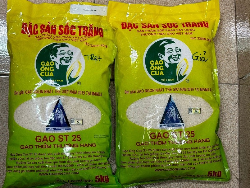 Sản phẩm giả thương hiệu của gạo Ông Cua bên phải, sản phẩm gạo Ông Cua thật bên trái.
