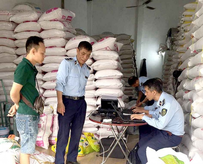 Đoàn kiểm tra Đội QLTT số 1, Cục QLTT thành phố Hà Nội đang thiết lập hồ sơ vụ việc