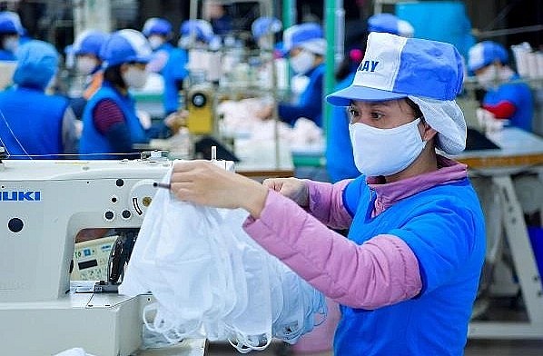 Doanh nghiệp dệt may đang cố gắng duy trì sản xuất giữ ổn định lao động. 