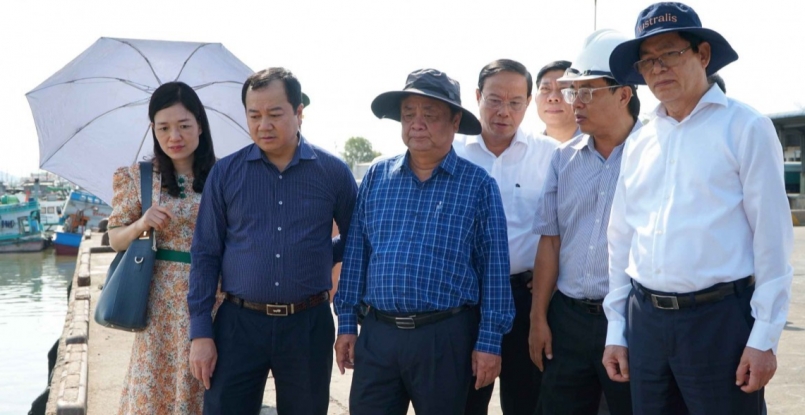Bộ trưởng Bộ Nông nghiệp và Phát triển nông thôn cùng lãnh đạo tỉnh Bà Rịa - Vũng Tàu kiểm tra công tác chống khai thác IUU tại cảng cá Cát Lở, TP. Vũng Tàu.