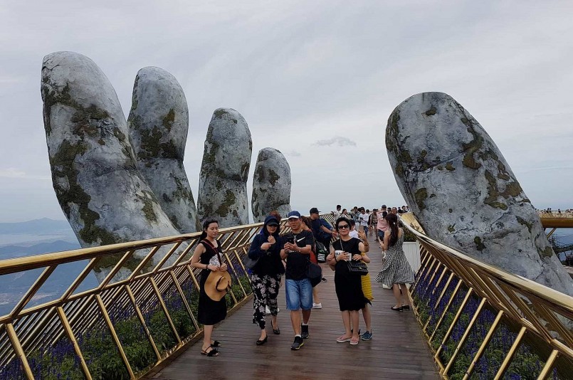 Du khách tham quan ở cây Cầu Vàng - Khu du lịch Bà Nà Hills, Đà Nẵng. Ảnh: Đức Hoàng