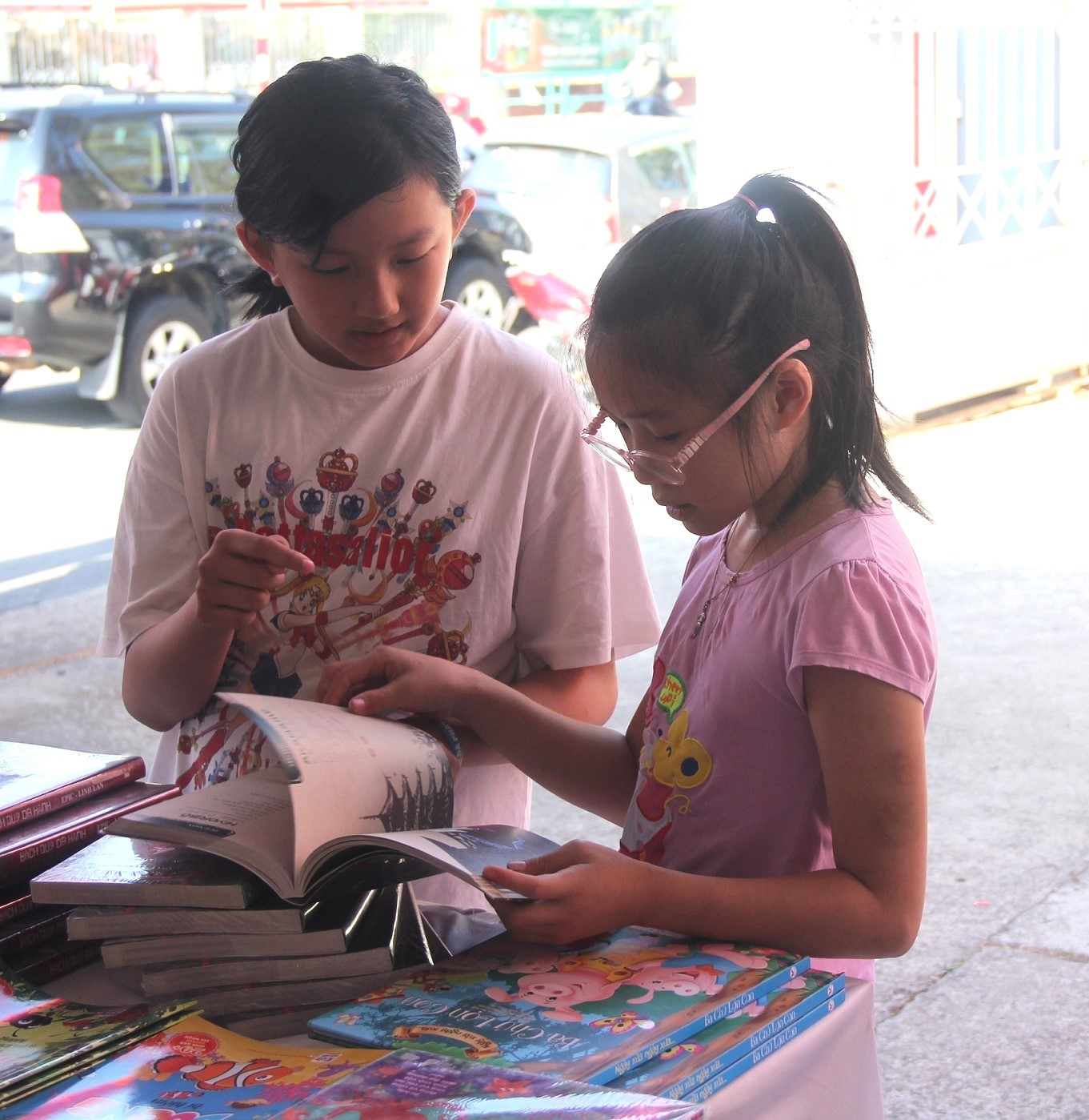 Các em học sinh đến tìm kiếm và đọc những cuốn sách hay mình thích.