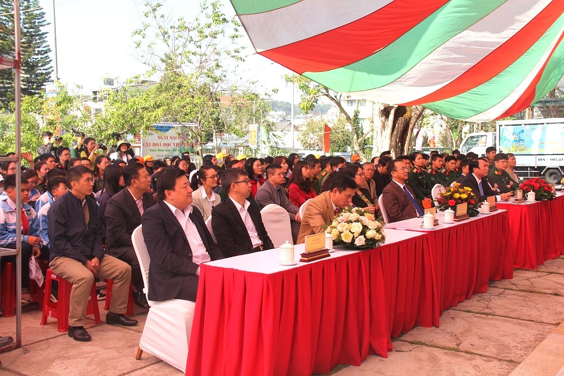 Các đại biểu tham dự buổi Lễ khai mạc Ngày Sách và Văn hóa đọc Việt Nam lần thứ 3 năm 2024 trên địa bàn tỉnh Lâm Đồng.