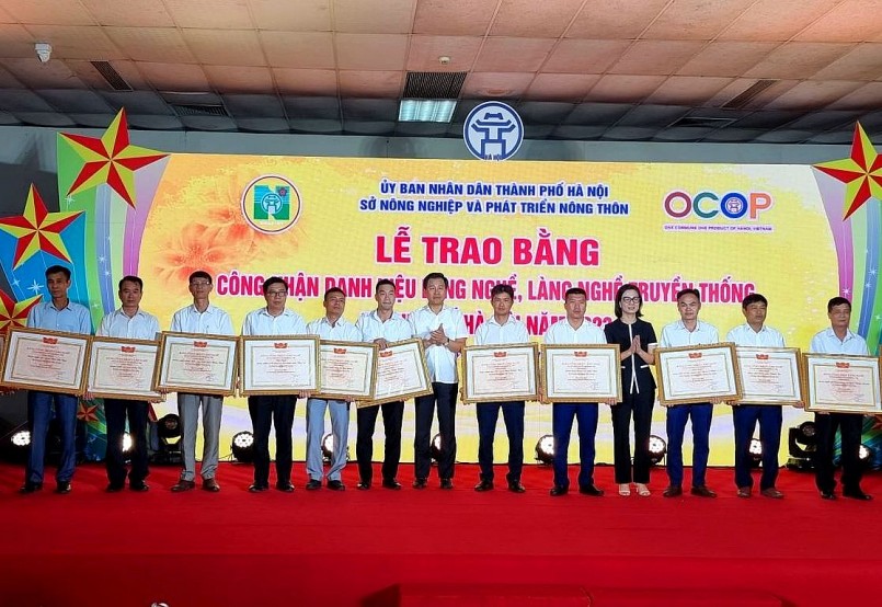 Hà Nội trao danh hiệu 15 làng nghề và 104 sản phẩm OCOP đạt 4 sao