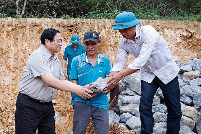 Thủ tướng tham gia khởi công xây nhà mới cho một số hộ gia đình ở huyện Đà Bắc. Ảnh: VGP