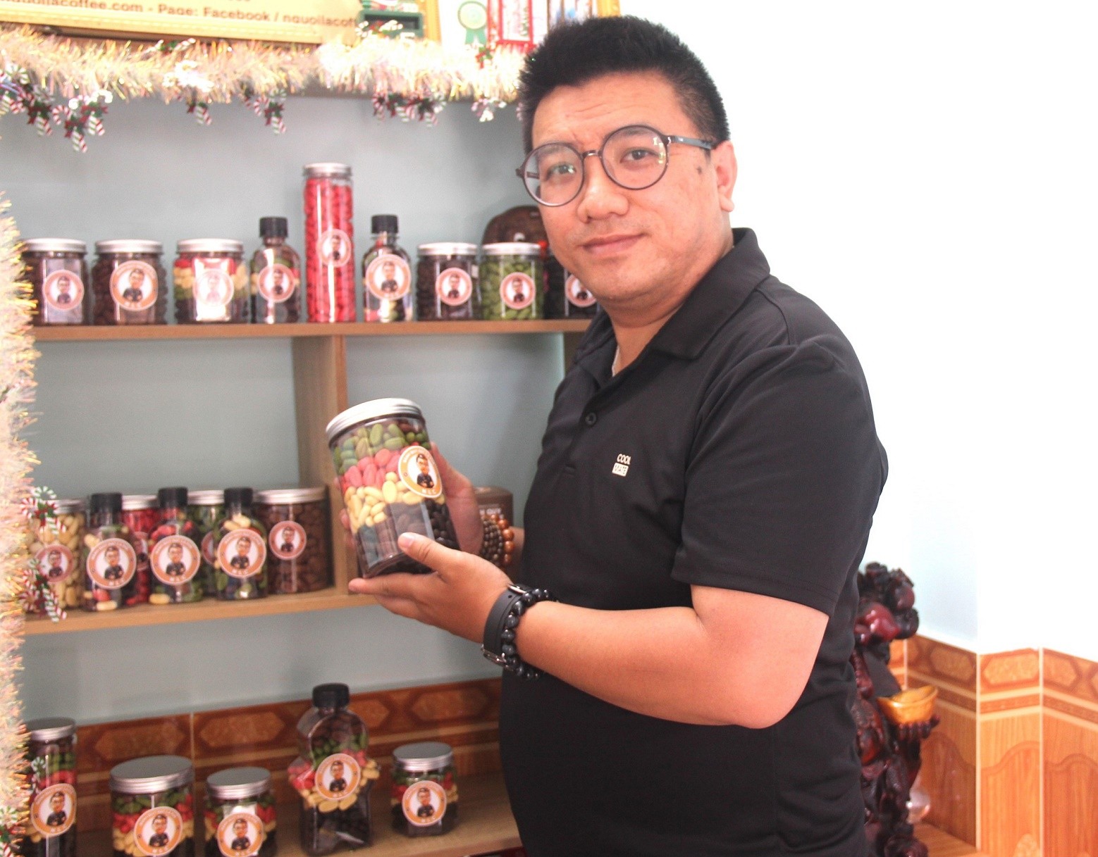 Anh Nguyễn Văn Hoài Nam bên những sản phẩm bánh quy hạt cà phê của mình.