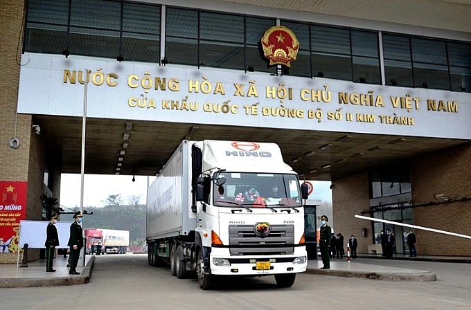 Những chuyến xe xuất khẩu hàng hoá nối nhau qua cầu Kim Thành, chở nông sản Việt Nam sang Trung Quốc.