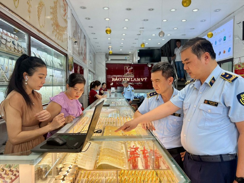 QLTT đồng loạt tiến hành kiểm tra 03 điểm kinh doanh vàng, bạc trên địa bàn thành phố Hà Nội.