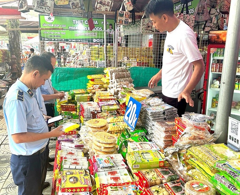 Lực lượng QLTT tăng cường kiểm tra nguồn gốc, xuất xứ, hạn sử dụng các loại hàng hóa bày bán tại khu vực Lễ hội Đền Hùng.