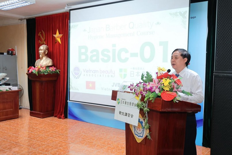 Ông Hà Đình Bốn – Chủ tịch Hội Đào tạo – Phát triển nghề làm đẹp Việt Nam phát biểu khai mạc chương trình.