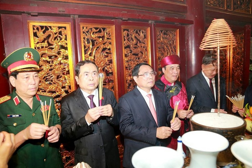 Thủ tướng Phạm Minh Chính thắp nén hương tưởng nhớ các Vua Hùng. Ảnh Minh Ngọc