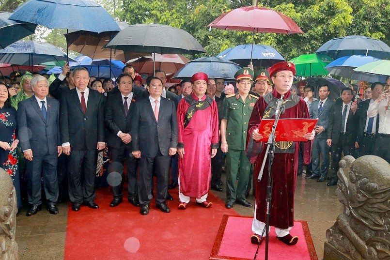 Chủ tịch UBND tỉnh Phú Thọ Bùi Văn Quang kính cẩn đọc Chúc văn tưởng niệm các Vua Hùng. Ảnh Minh Ngọc