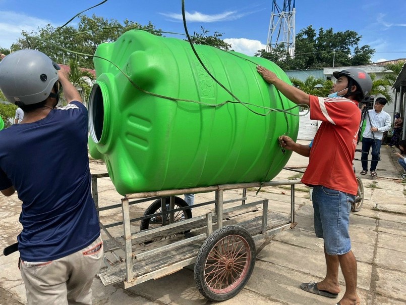 Người dân mua bồn nhựa Plasman Tân Á Đại Thành để thay thế các bể xi măng, lu trữ nước cũ, rò rỉ (ảnh: Tân Á Đại Thành)