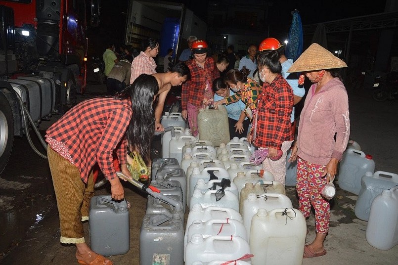 Người dân xếp hàng ngày đêm chờ lấy nước tại các điểm cấp nước ngọt miễn phí