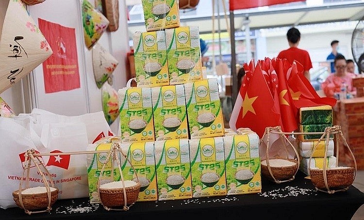 Tự hào sản phẩm gạo Việt Nam trưng bày tại Singapore. Ảnh: congthuong.vn