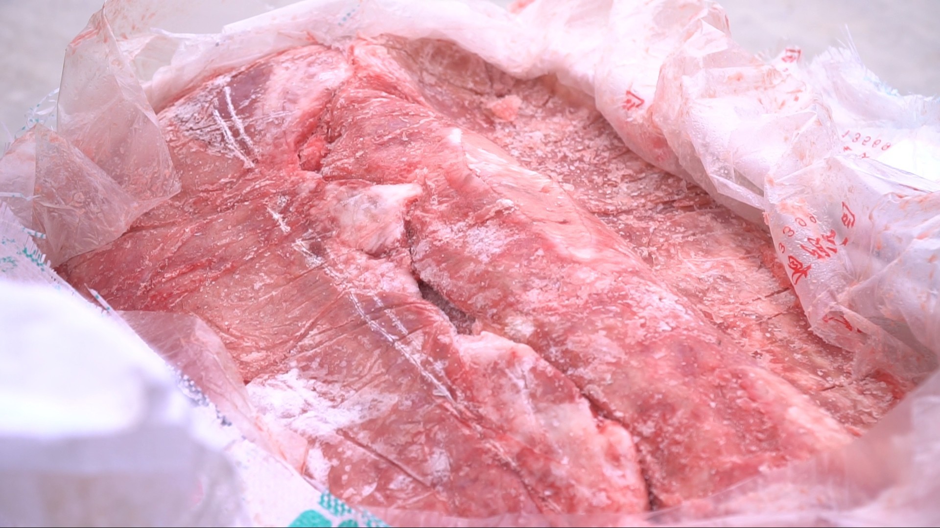 Thu giữ số lượng lớn nầm lợn đông lạnh không rõ nguồn gốc tại chợ Tam Hiệp