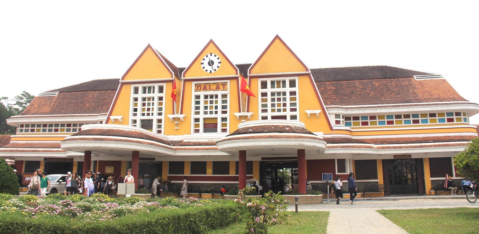 với một công trình kiến trúc cổ kính đẹp bậc nhất, được coi là nhà ga xe lửa cổ đẹp nhất Việt Nam và Đông Dương.