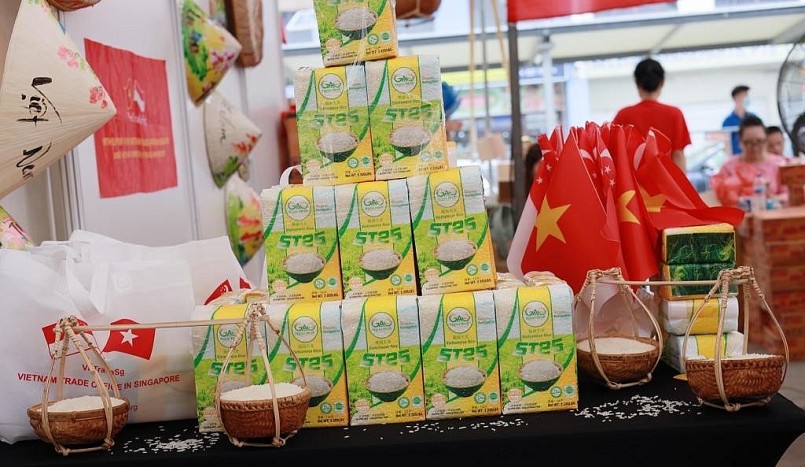 Tự hào sản phẩm gạo Việt Nam trưng bày tại Singapore.