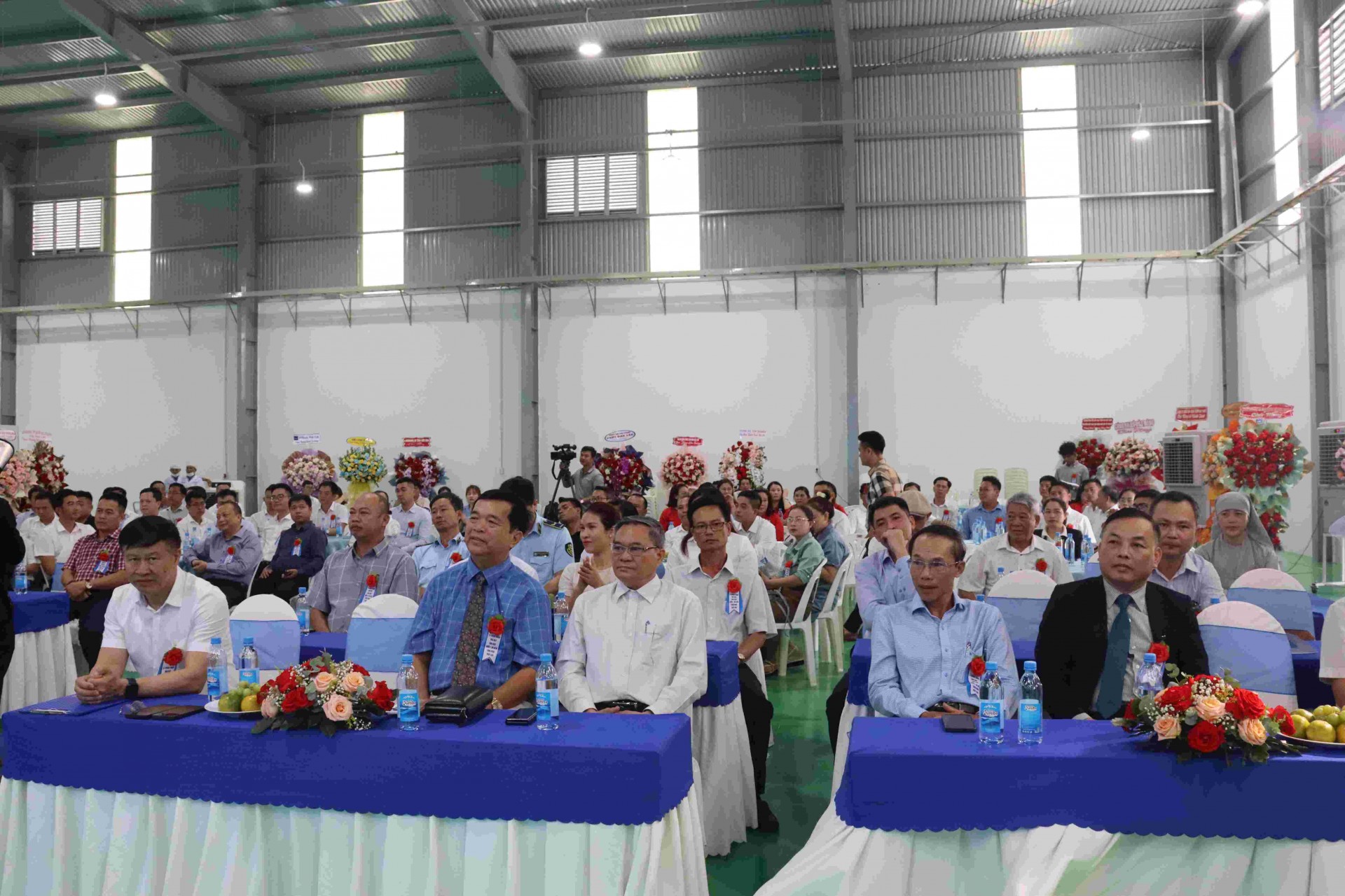 Đại biểu tham dự buổi lễ khánh thành thành nhà máy sản xuất nước I-On kiềm công nghệ Nhật Bản.