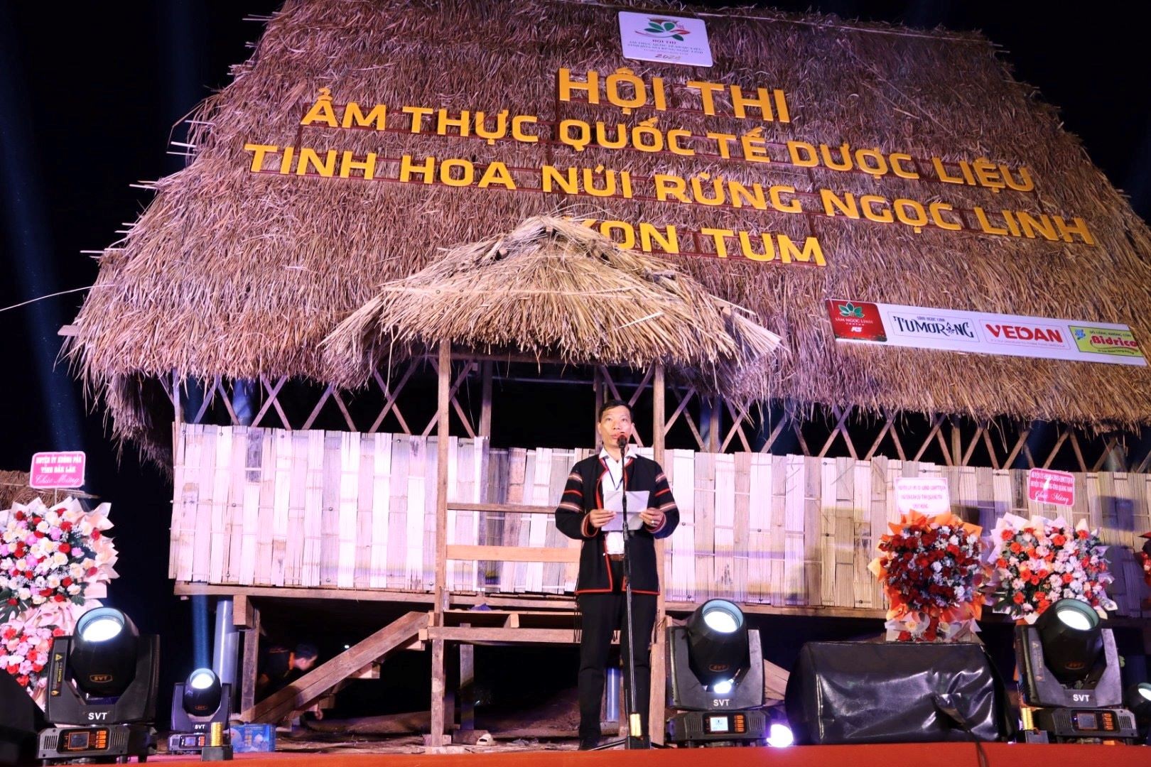 Ông Phạm Xuân Quang - Phó Chủ tịch UBND Tu Mơ Rông phát biểu khai mạc Hội thi ẩm thực Quốc tế.