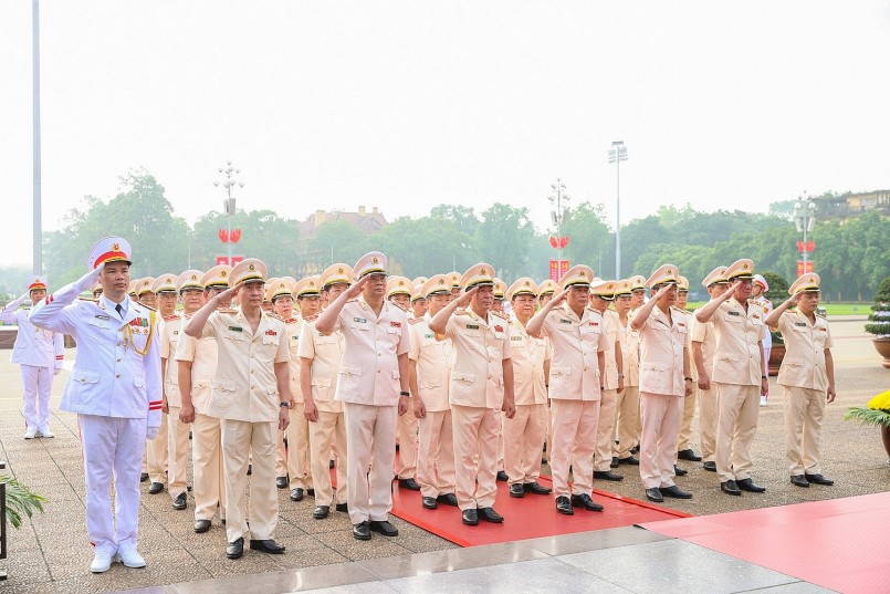 Đoàn đại biểu Đảng ủy Công an Trung ương - Bộ Công an vào Lăng viếng Chủ tịch Hồ Chí Minh