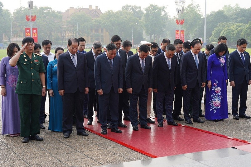 Đoàn đại biểu Thành ủy, HĐND, UBND thành phố Hà Nội vào Lăng viếng Chủ tịch Hồ Chí Minh