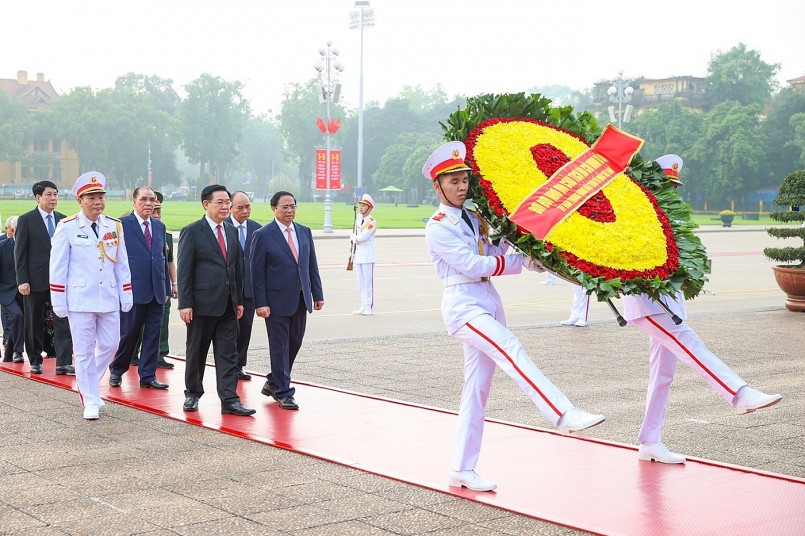 Đoàn đại biểu Ban Chấp hành Trung ương Đảng, Chủ tịch nước, Chính phủ, Quốc hội, Ủy ban Trung ương MTTQ Việt Nam đã đặt vòng hoa, vào Lăng viếng Chủ tịch Hồ Chí Minh