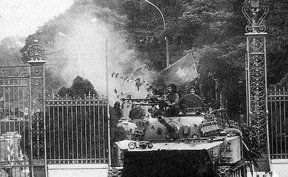 Xe tăng của quân giải phóng tiến vào dinh Độc Lập trưa 30/4/1975. Ảnh: Tư liệu