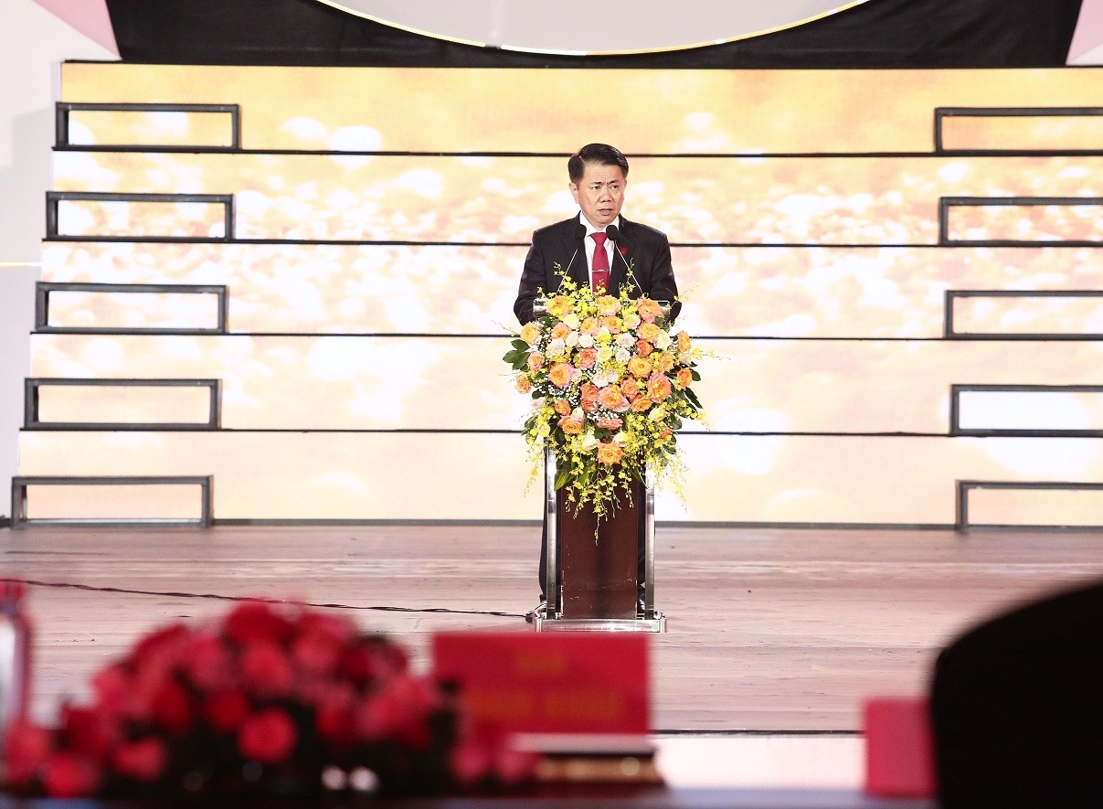 ông Vũ Văn Thanh – Tổng Giám đốc Tập đoàn Hoa Sen phát biểu tại đêm chung kết 