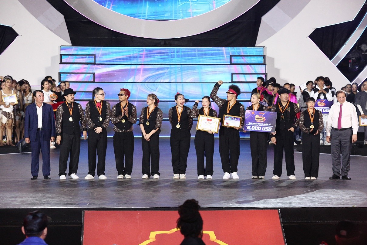 Planet Lock đến từ Thái Lan đã giành quán quân của Dalat Best Dance Crew 2024 - Hoa Sen Home International Cup với giải thưởng 6.000 USD.