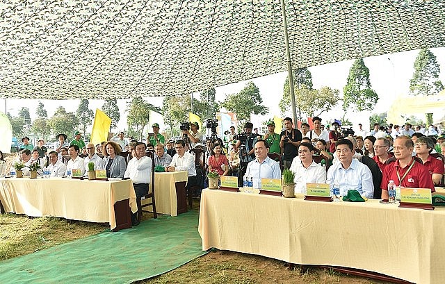 Phó Thủ tướng Trần Lưu Quang cùng các đại biểu dự Lễ phát động thực hiện Đề án phát triển 1 triệu ha chuyên canh lúa chất lượng cao - Ảnh: VGP/Hải Minh