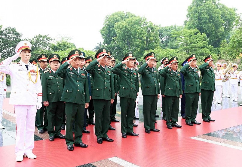 Đoàn đại biểu Quân ủy Trung ương và Bộ Quốc phòng tưởng niệm các Anh hùng liệt sĩ.