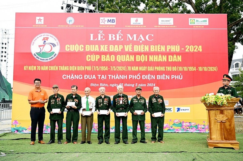Ông Vũ Mạnh Quý – Giám đốc SHB Sơn La (ngoài cùng bên trái) đại diện ngân hàng trực tiếp thăm hỏi và tri ân tới các Cựu chiến binh