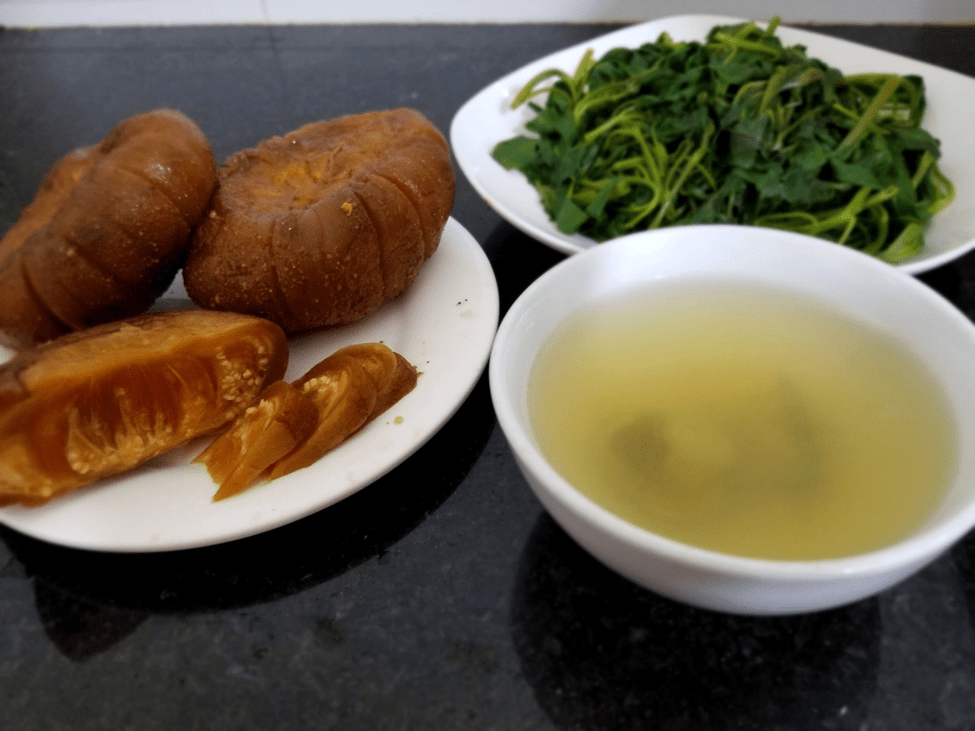 Cà dâm tương và rau muống luộc trong bữa ăn của người Việt