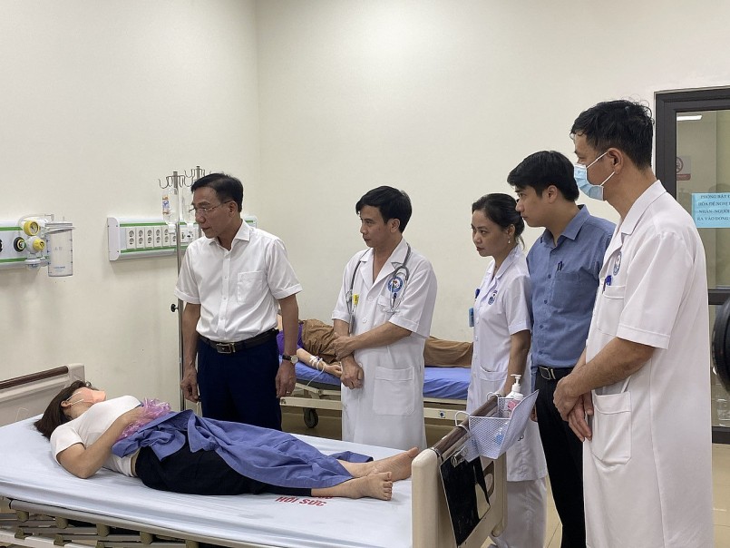 Ông Lê Hồng Trung, Giám đốc Sở Y tế tỉnh Vĩnh Phúc thăm hỏi, kiểm tra tình hình sức khỏe công nhân bị ngộ độc thực phẩm đang được điều trị tại Bệnh viện đa khoa tỉnh Vĩnh Phúc.