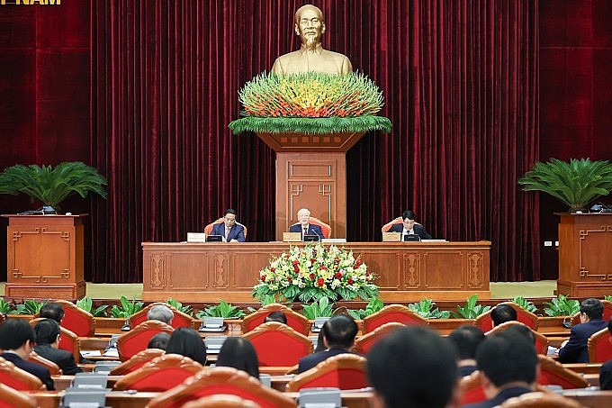 Tổng bí thư Nguyễn Phú Trọng phát biểu tại hội nghị, bên phải ông là Thủ tướng Phạm Minh Chính, bên trái ông là Chủ nhiệm Tổng cục Chính trị Quân đội nhân dân Việt Nam - đại tướng Lương Cường. Ảnh: Nhật Bắc