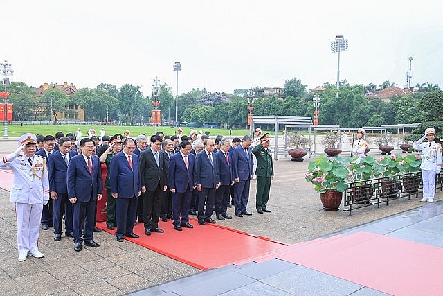Trước anh linh Chủ tịch Hồ Chí Minh, Đoàn đại biểu đã bày tỏ lòng biết ơn vô hạn, thành kính tưởng nhớ công lao to lớn của Người đối với sự nghiệp cách mạng của Đảng và dân tộc ta - Ảnh: VGP