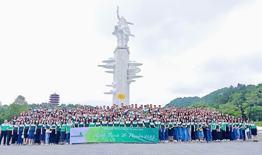 Đảng bộ Vietcombank Sở giao dịch tại Ngã ba Đồng Lộc trong chuyến Hành trình về nguồn năm 2023.
