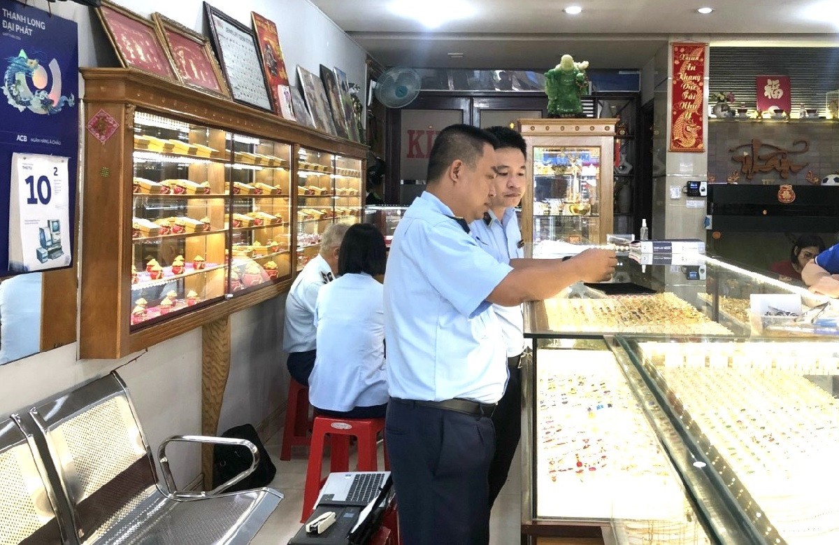 Lực lượng QLTT tỉnh Bà Rịa - Vũng Tàu tiến hành kiểm tra đột xuất doanh nghiệp kinh doanh vàng. (Ảnh: Cục QLTT)