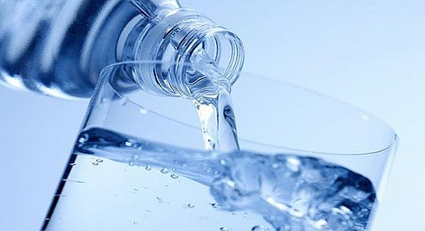 Tác hại của việc uống nước đóng chai hết hạn sử dụng