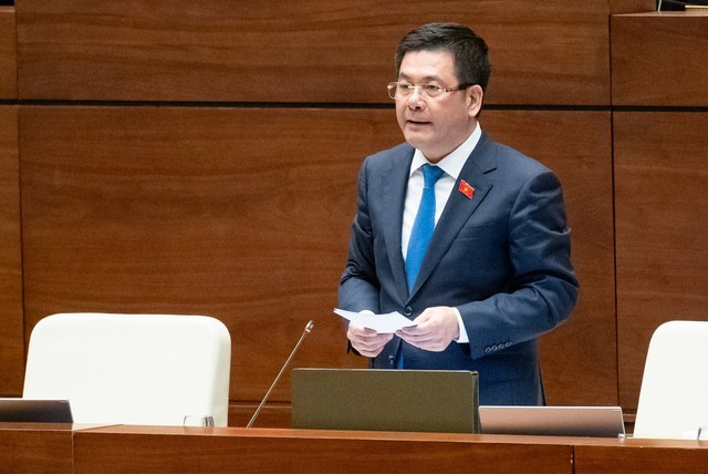 Bộ trưởng Bộ Công Thương Nguyễn Hồng Diên trong phiên chất vấn.