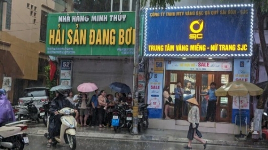 Giá vàng miếng SJC giảm thêm 1 triệu đồng, người Hà Nội "đội mưa" đi mua