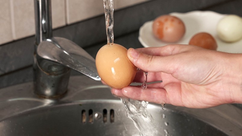 Có nên rửa trứng trước khi cho vào tủ lạnh?