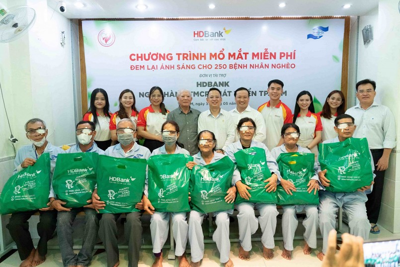 HDBank tiếp tục trao tặng Hội Bảo trợ Bệnh nhân nghèo TP. Hồ Chí Minh kinh phí thực hiện 2.500 ca phẫu thuật mắt trong năm 2024 cho bà con nghèo.  