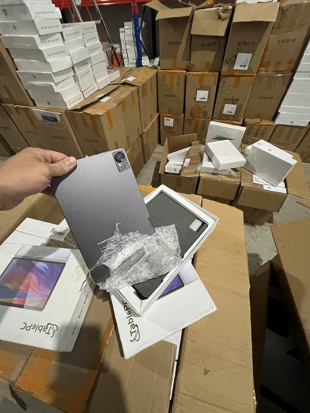 Hà Nội phát hiện kho hàng lớn chứa 2.000 máy tính bảng, điện thoại nghi nhập lậu