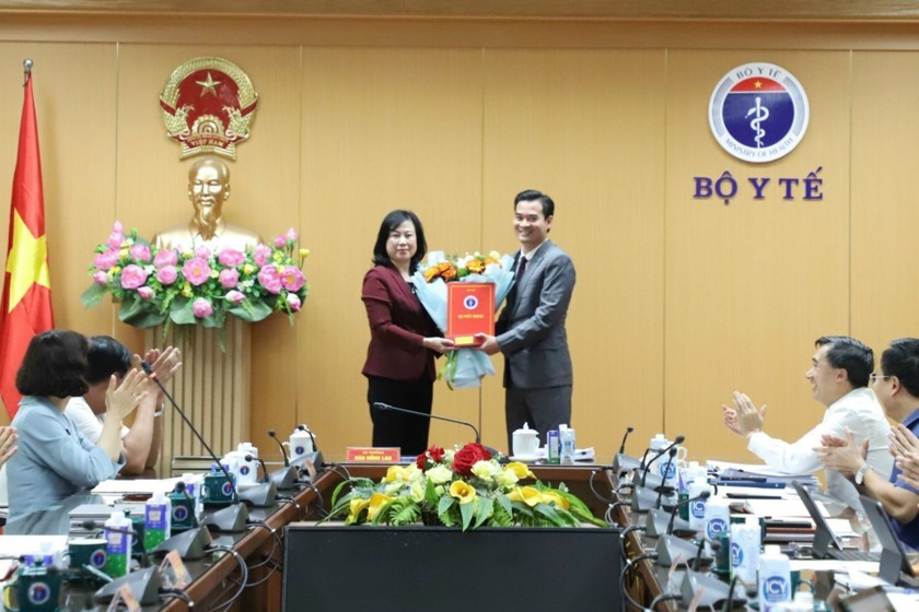Bộ trưởng Bộ Y tế Đào Hồng Lan đã trao quyết định bổ nhiệm chức vụ Phó Cục trưởng Cục An toàn thực phẩm cho TS.DS. Chu Quốc Thịnh