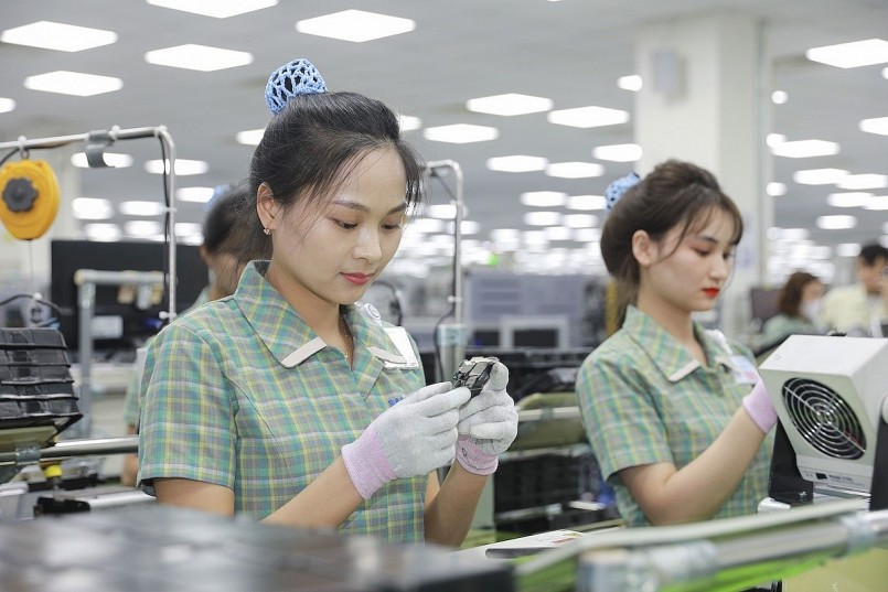 sản xuất smartphone Samsung trong nhà máy 