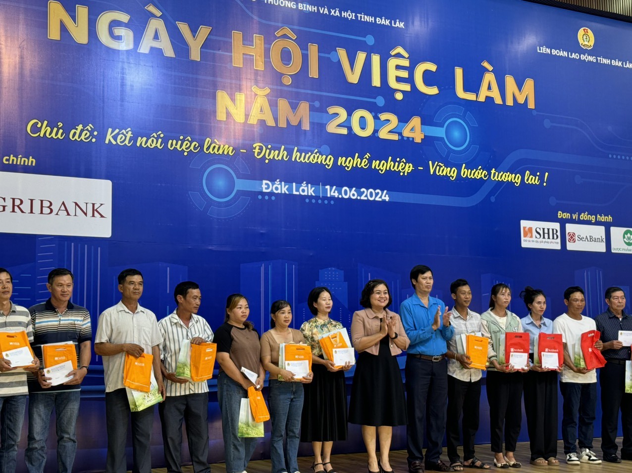 Phó Chủ tịch UBND tỉnh H' Yim Kdok và Chủ tịch Liên đoàn Lao động tỉnh Lê Văn Thành trao quà cho cho đoàn viên, công nhân viên chức, người lao động có hoàn cảnh khó khăn trên địa bàn tỉnh.