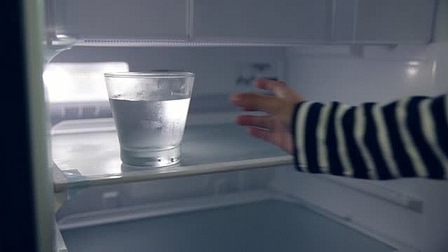Tác dụng bất ngờ của việc để bát nước trong tủ lạnh